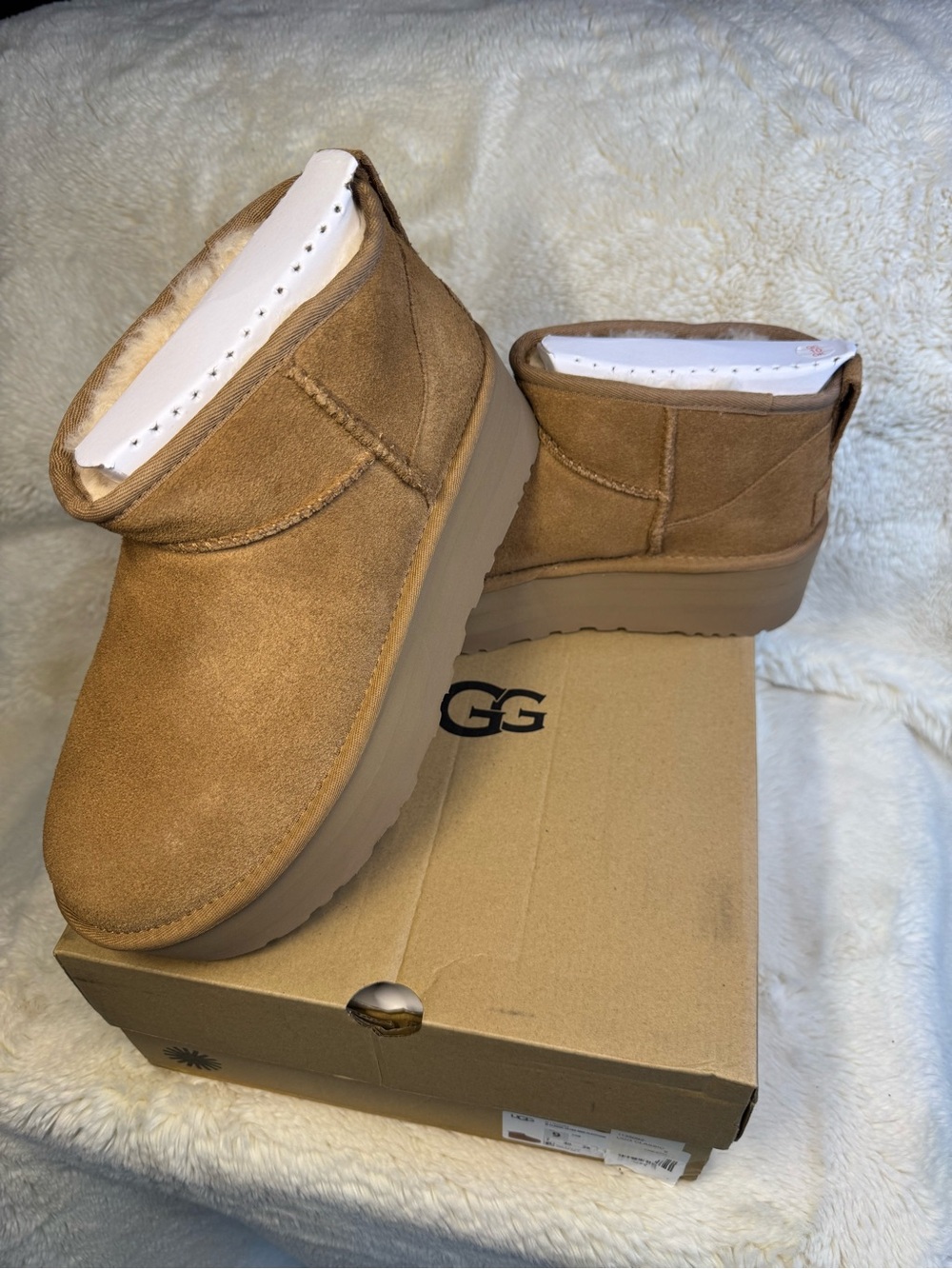 New in Box  🥮 UGG Classic Ultra Mini Platform